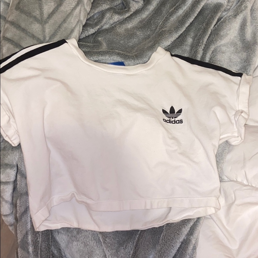 Cropped adidas shirt